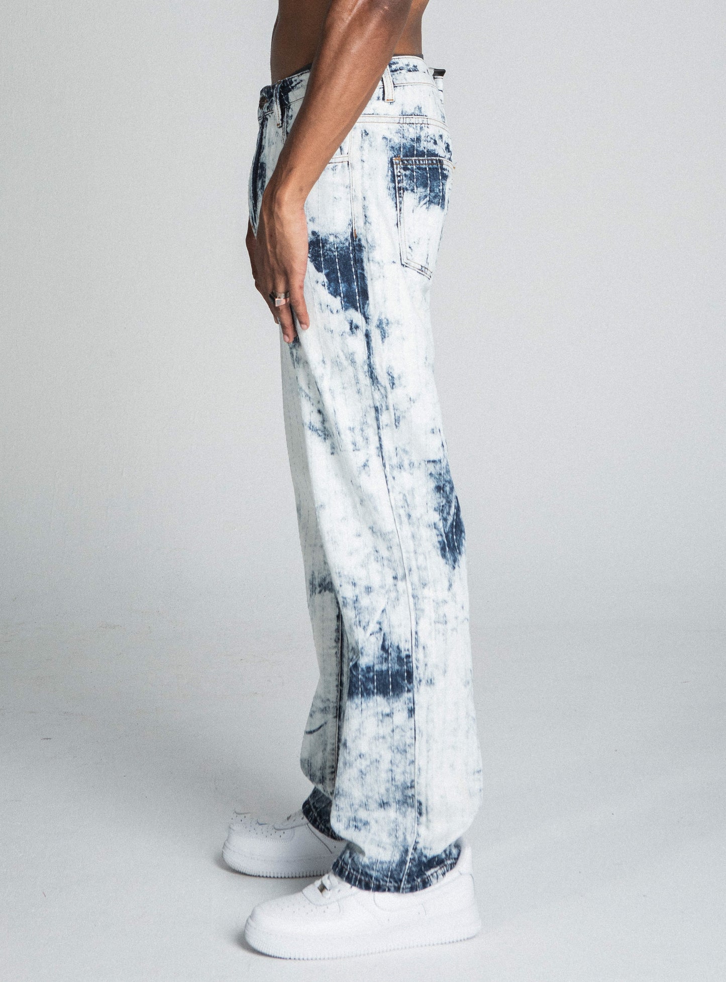 AJ01L-1 VAQUEROS ANCHOS CON LÍNEA DE HILO TEÑIDA AZUL OSCURO/BLANCO