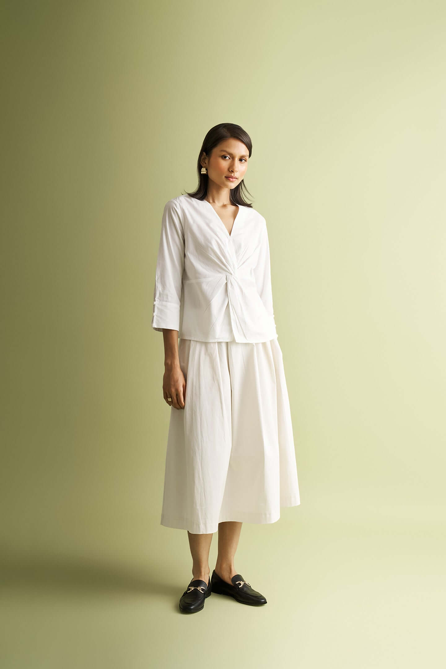 Top con giro frontal en blanco