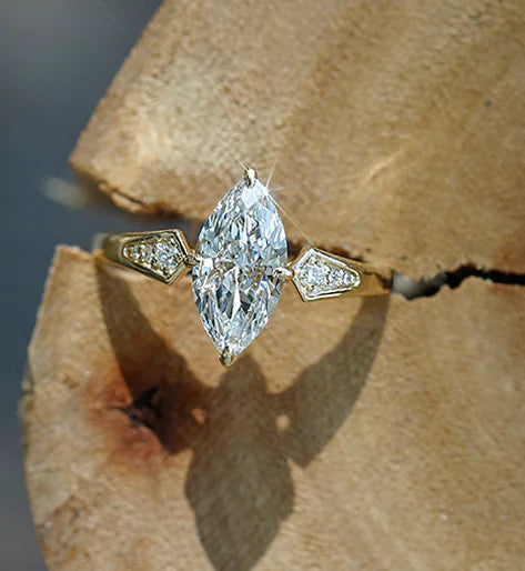 Anillo de zafiro creado en laboratorio con talla marquesa en oro de 18 quilates