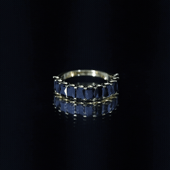 Anillo de media eternidad con diamante negro de laboratorio talla esmeralda en plata