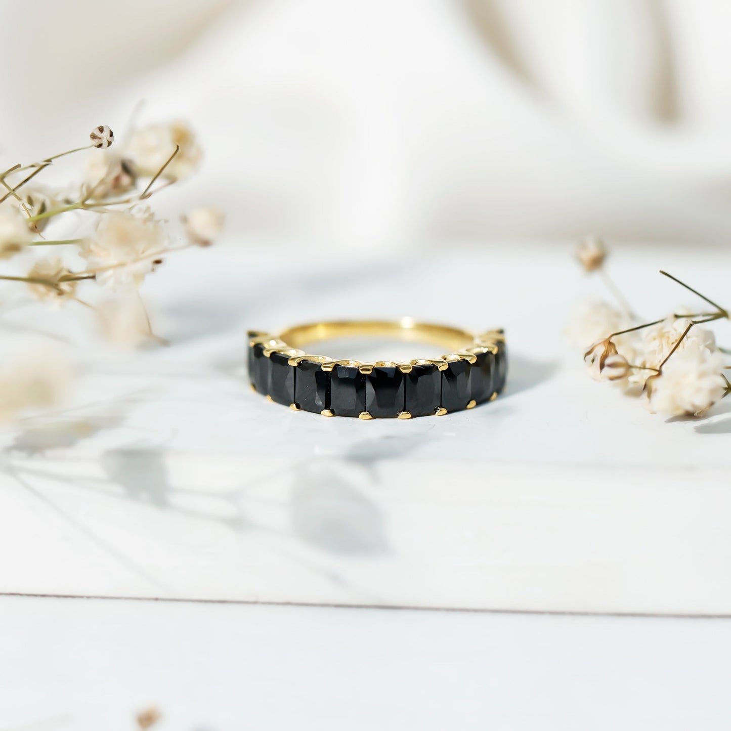 Anillo de media eternidad con diamante negro de laboratorio talla esmeralda en plata