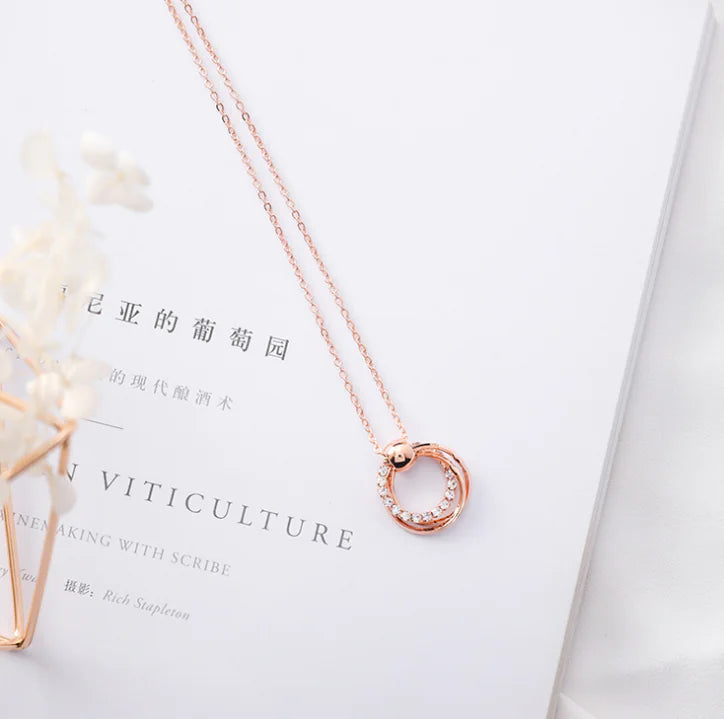 Ensemble de boucles d'oreilles et collier Circle Sparkling Diamond